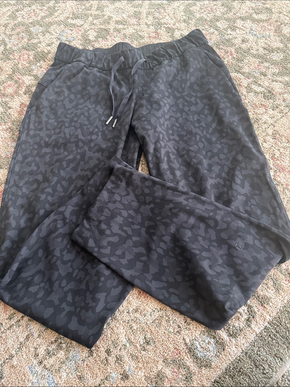 Lululemon on the fly Black Patterned Drawstring Lounge Pants ladies size 8